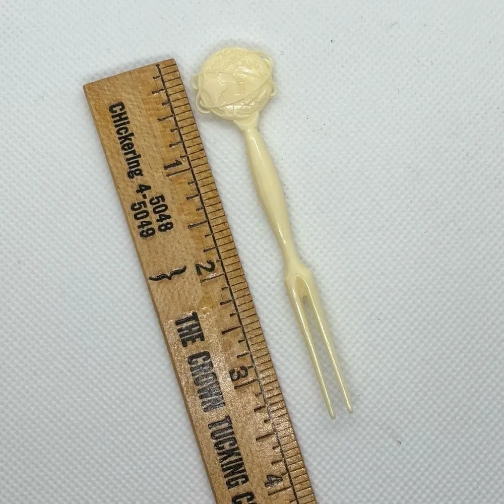 World’s Fair New York 1964-65 Commemorative Globe cocktail forks Vintage. (18)